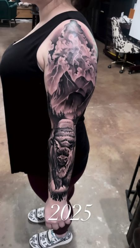 Mountain Buffalo Sleeve
