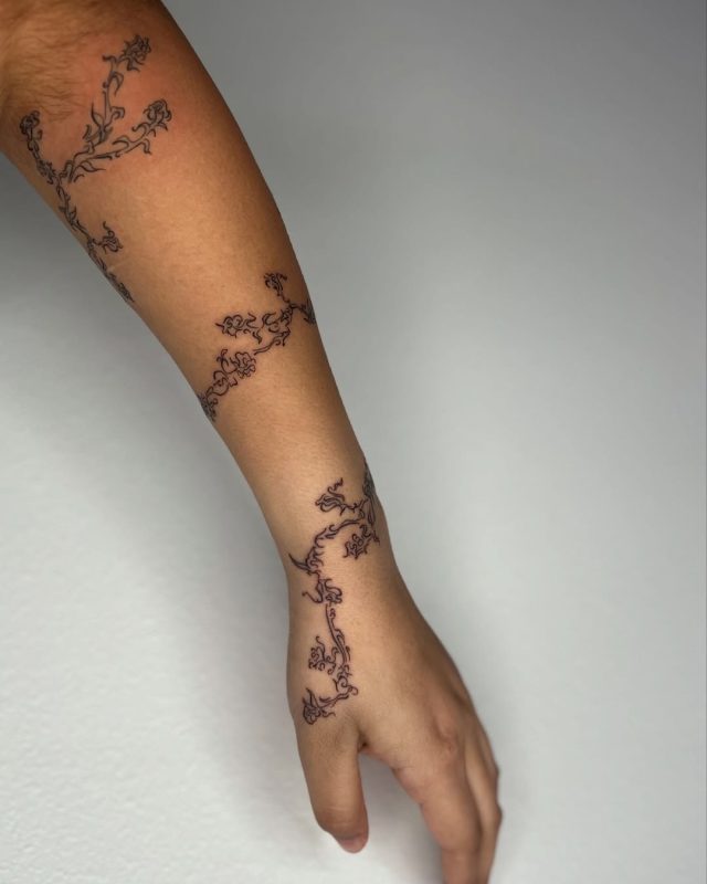 Delicate Vine Linework